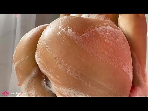 ❤️ Brunette شاور میں شدید orgasm کے لئے وائبریٹر کے ساتھ بلی میں مشت زنی کرتی ہے۔ فحش میں ur.truedating.top